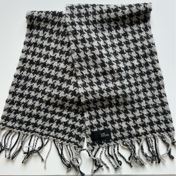 Classic Black and Grey Houndstooth Wrap with Fringe club Monico - Picture 5 of 5